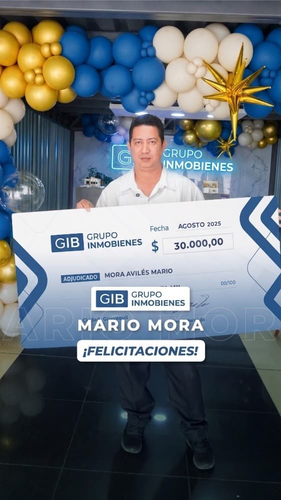 Mario, cliente de Grupo Inmobienes, frente al inmueble que adjudicó